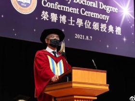 周潤發獲頒榮譽博士  昔「英雄片」台柱笑言：每天槍林彈雨「一天能打幾萬發子彈」